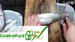 خالی کردن محتویات شکم ماهی با استفاده از دو سیخ چوبی
